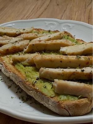 Tosta de guacamole con pollo