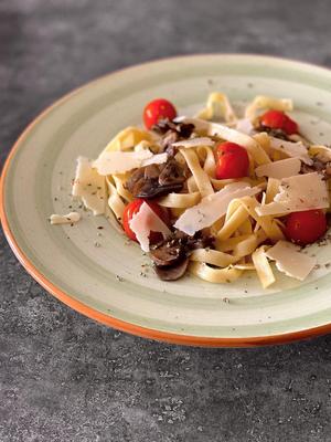 Tagliatelle con champiñones, tomates cherry y láminas de parmesano