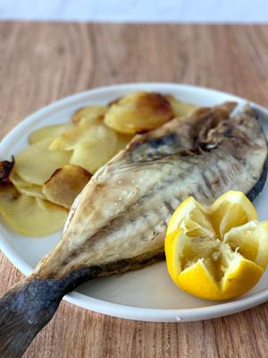 Pescado a la plancha con patatas y limón en Restaurante Cañadas Castellón