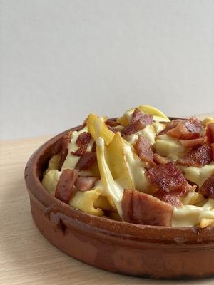 Patatas con bacon y queso fundido, especialidad de tapas en Castellón