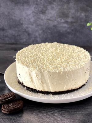 Deliciosa crema de chocolate blanco sobre una base de galletas oreo