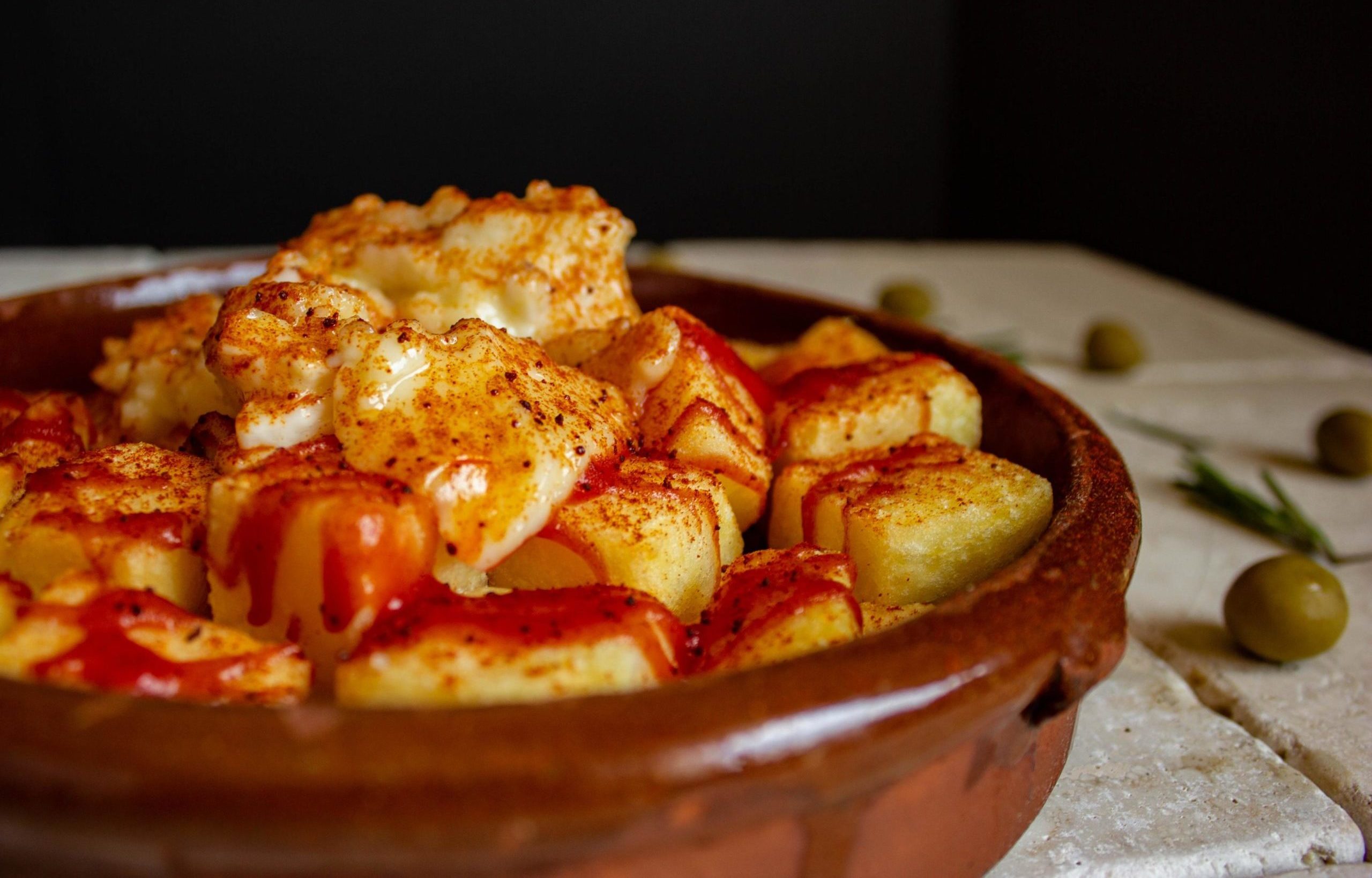 Ración de patatas bravas caseras